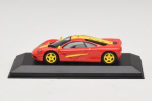 McLaren F1 Sarkans Ar Dzeltenām Svītrām Minichamps 1:43 MCLAREN006 Metāls — attēls 3 no 4