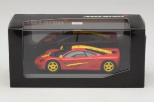 McLaren F1 Sarkans Ar Dzeltenām Svītrām Minichamps 1:43 MCLAREN006 Metāls — attēls 4 no 4