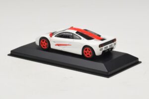 McLaren F1 Balts Ar Sarkanām Svītrām Minichamps 1:43 MCLAREN003 Metāls — attēls 2 no 4