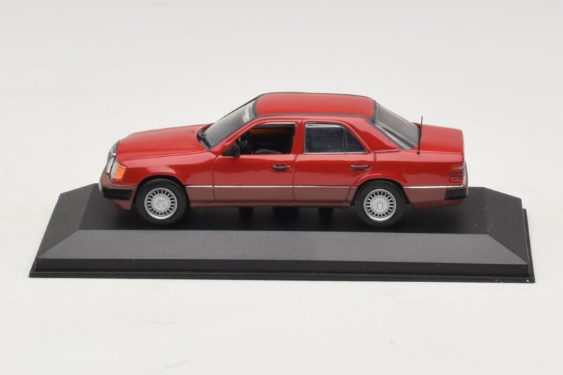 Mercedes 300D W124 Turbo Sarkans Minichamps 1:43 3210 Metāls