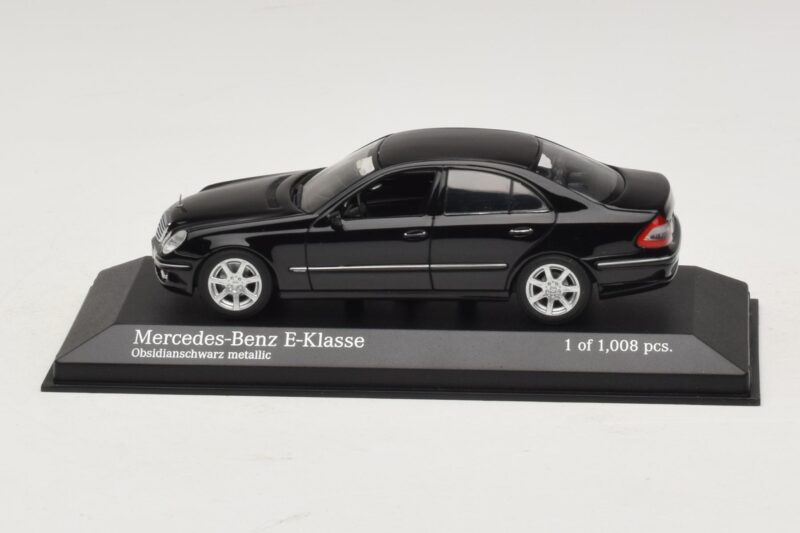 Mercedes E-Class W211 Melns Metālisks Minichamps 1:43 400036001 Metāls
