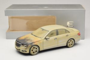 Mercedes E-Class W212 Sadedzis Dubaija Mākslas Automašīna Minichamps 1:18 MB008 Metāls — attēls 6 no 6