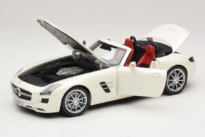 Mercedes SLS AMG Roadster Mystic White II Minichamps 1:18 B66960079 Metāls — attēls 3 no 9