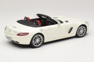 Mercedes SLS AMG Roadster Mystic White II Minichamps 1:18 B66960079 Metāls — attēls 4 no 9