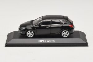 Opel Astra J Melns Minichamps 1:43 ASTRA006 Metāls