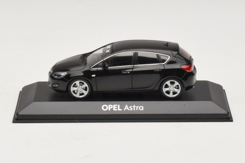 Opel Astra J Melns Minichamps 1:43 ASTRA006 Metāls