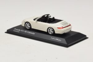 Porsche 911 997 Carrera 4S Kabriolets Balts Minichamps 1:43 400066431 Metāls — attēls 3 no 4