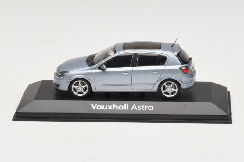 Vauxhall Astra H Sedan Gaiši Zils Metālisks Minichamps 1:43 ASTRA007 Metāls