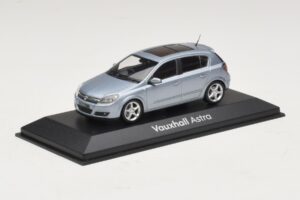Vauxhall Astra H Sedan Gaiši Zils Metālisks Minichamps 1:43 ASTRA007 Metāls — attēls 2 no 4