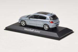 Vauxhall Astra H Sedan Gaiši Zils Metālisks Minichamps 1:43 ASTRA007 Metāls — attēls 3 no 4