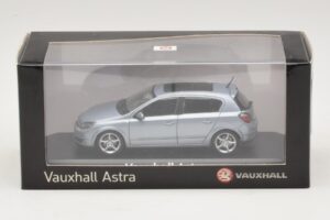 Vauxhall Astra H Sedan Gaiši Zils Metālisks Minichamps 1:43 ASTRA007 Metāls — attēls 4 no 4