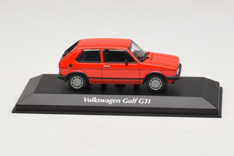Volkswagen Golf GTI Mk1 Sarkans Maxichamps 1:43 940055170 Metāls