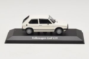 Volkswagen Golf GTI Mk1 Balts Maxichamps 1:43 940055171 Metāls