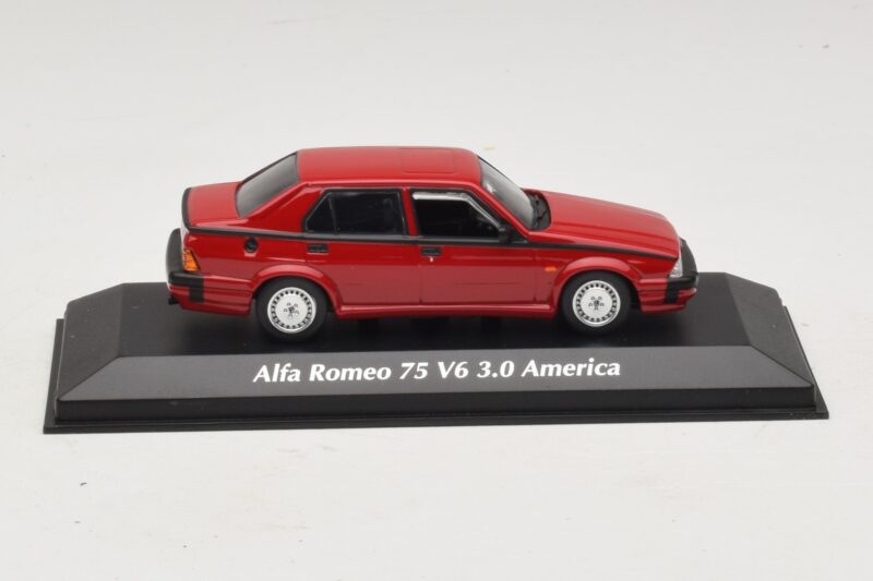 Alfa Romeo 75 V6 3.0 America Sarkans Maxichamps 1:43 Alfa Romeo 75 V6 3.0 America Sarkans Maxichamps 1:43 940120461 Metāls