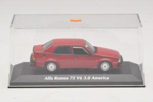 Alfa Romeo 75 V6 3.0 America Sarkans Maxichamps 1:43 940120461 Metāls — attēls 4 no 5