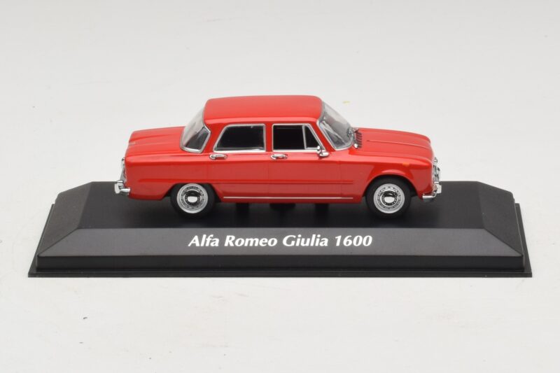 Alfa Romeo Giulia 1600 Sarkans Maxichamps 1:43 Alfa Romeo Giulia 1600 Sarkans Maxichamps 1:43 940120901 Metāls