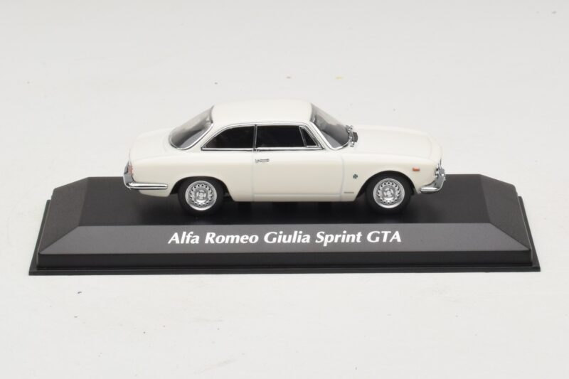Alfa Romeo Giulia Sprint GTA Balts Maxichamps 1:43 940120441 Metāls
