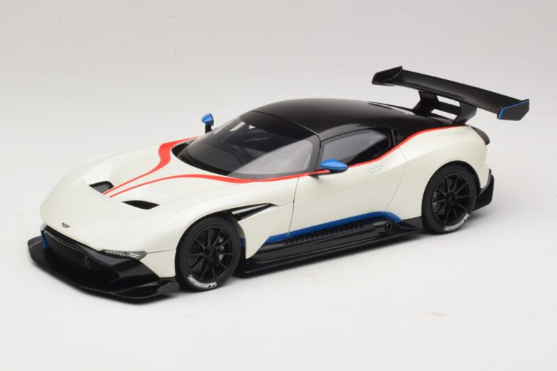 Aston Martin Vulcan Stratus White Ar Zilām un Sarkanām Svītrām AUTOart 1:18 70261 Kompozīts