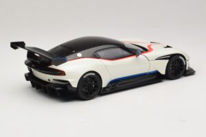 Aston Martin Vulcan Stratus White Ar Zilām un Sarkanām Svītrām AUTOart 1:18 70261 Kompozīts — attēls 3 no 8