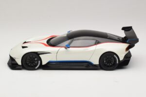 Aston Martin Vulcan Stratus White Ar Zilām un Sarkanām Svītrām AUTOart 1:18 70261 Kompozīts — attēls 4 no 8