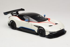 Aston Martin Vulcan Stratus White Ar Zilām un Sarkanām Svītrām AUTOart 1:18 70261 Kompozīts — attēls 6 no 8