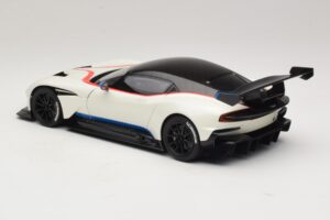Aston Martin Vulcan Stratus White Ar Zilām un Sarkanām Svītrām AUTOart 1:18 70261 Kompozīts — attēls 7 no 8