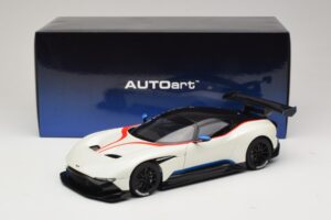 Aston Martin Vulcan Stratus White Ar Zilām un Sarkanām Svītrām AUTOart 1:18 70261 Kompozīts — attēls 8 no 8