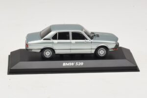 BMW 520 E12 Gaiši Zils Metālisks Maxichamps 1:43 940023002 Metāls