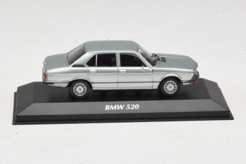 BMW 520 E12 Gaiši Zils Metālisks Maxichamps 1:43 940023002 Metāls