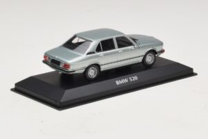 BMW 520 E12 Gaiši Zils Metālisks Maxichamps 1:43 940023002 Metāls — attēls 2 no 5