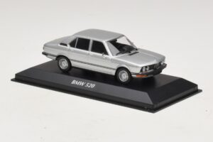 BMW 520 E12 Sudrabs Maxichamps 1:43 940023000 Metāls — attēls 3 no 5