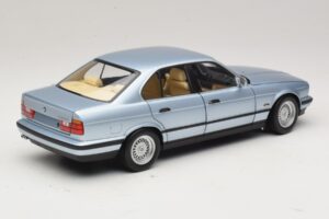 BMW 535i E34 Gaiši Zils Metālisks Minichamps 1:18 100024007 Metāls — attēls 3 no 8