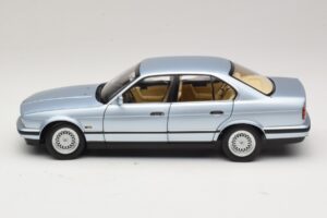 BMW 535i E34 Gaiši Zils Metālisks Minichamps 1:18 100024007 Metāls — attēls 4 no 8