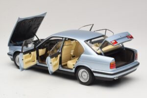 BMW 535i E34 Gaiši Zils Metālisks Minichamps 1:18 100024007 Metāls — attēls 5 no 8