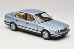 BMW 535i E34 Gaiši Zils Metālisks Minichamps 1:18 100024007 Metāls — attēls 6 no 8
