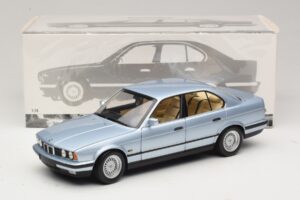 BMW 535i E34 Gaiši Zils Metālisks Minichamps 1:18 100024007 Metāls — attēls 8 no 8