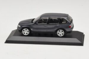BMW X5 E53 4.4i Pelēks Metālisks Aizstājējkaste Minichamps 1:43 80420393166-R1 Metāls