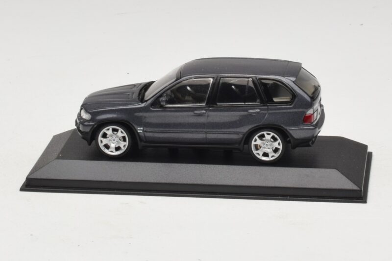 BMW X5 E53 4.4i Pelēks Metālisks Aizstājējkaste Minichamps 1:43 80420393166-R1 Metāls