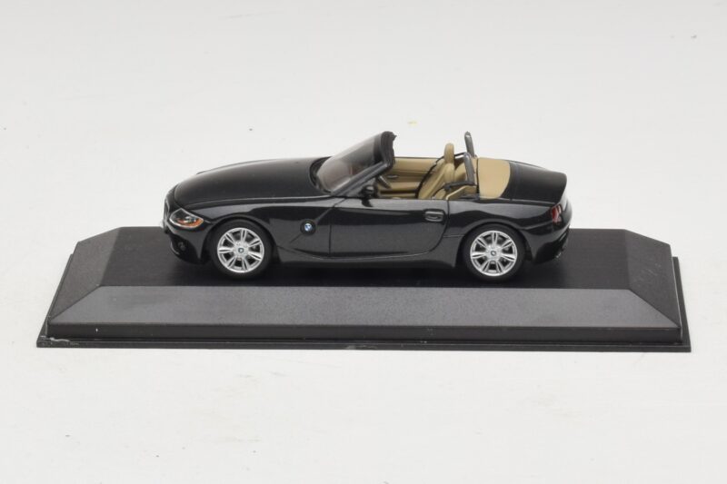 BMW Z4 E85 Melns Metālisks Aizstājējkaste Minichamps 1:43 80420144055-R1 Metāls