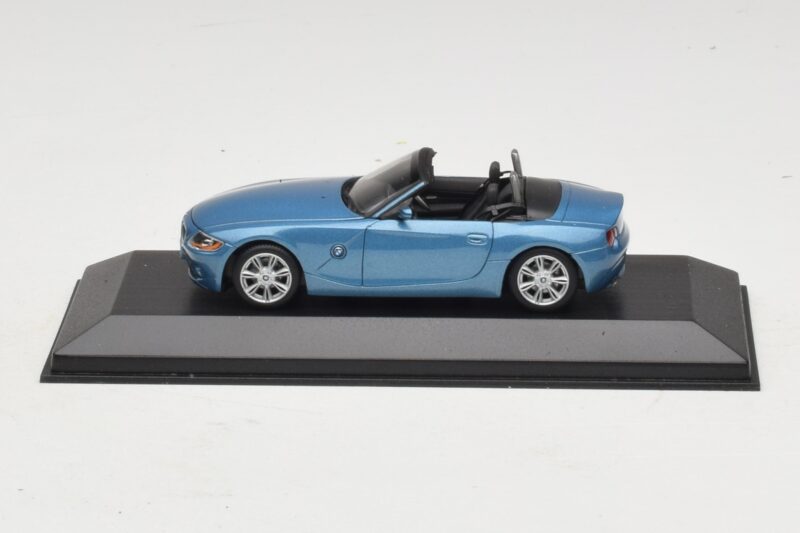 BMW Z4 E85 Gaiši Zils Metālisks Aizstājējkaste Minichamps 1:43 80420144054-R1 Metāls