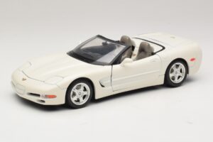 Chevrolet Corvette C5 Kabriolets Balts Bburago 1:18 3076-P1 Metāls