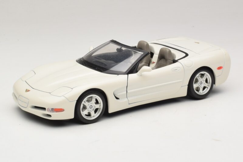Chevrolet Corvette C5 Kabriolets Balts Bburago 1:18 3076-P1 Metāls