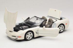 Chevrolet Corvette C5 Kabriolets Balts Bburago 1:18 3076-P1 Metāls — attēls 2 no 8