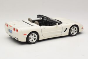 Chevrolet Corvette C5 Kabriolets Balts Bburago 1:18 3076-P1 Metāls — attēls 3 no 8