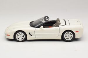 Chevrolet Corvette C5 Kabriolets Balts Bburago 1:18 3076-P1 Metāls — attēls 4 no 8