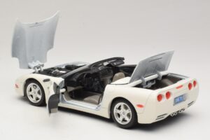 Chevrolet Corvette C5 Kabriolets Balts Bburago 1:18 3076-P1 Metāls — attēls 5 no 8