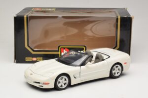 Chevrolet Corvette C5 Kabriolets Balts Bburago 1:18 3076-P1 Metāls — attēls 8 no 8
