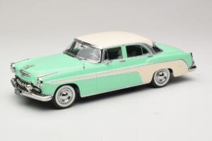 DeSoto Fireflite Sedan Gaiši Zaļš & Krēmkrāsa KK-Scale 1:18 KKDC181543 Metāls
