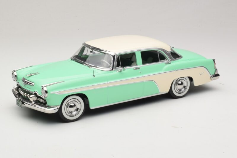 DeSoto Fireflite Sedan Gaiši Zaļš & Krēmkrāsa KK-Scale 1:18 KKDC181543 Metāls