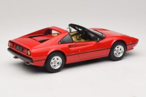Ferrari 308 GTS Sarkans MCG 1:18 MCG18171 Metāls — attēls 2 no 6
